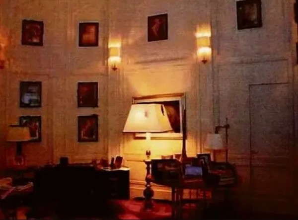 Epstein'in Paris'teki Dairesinin Görüntüleri Ortaya Çıktı! Genç Kızların Çıplak Fotoğrafları Mide Bulandırdı